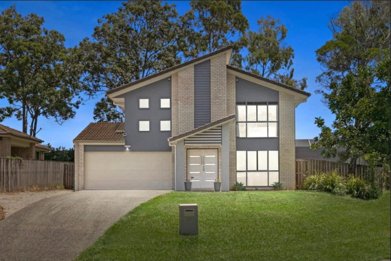 Shared House With Other Guests Near Shopping Center And Theme Parks Homestay Gold Coast