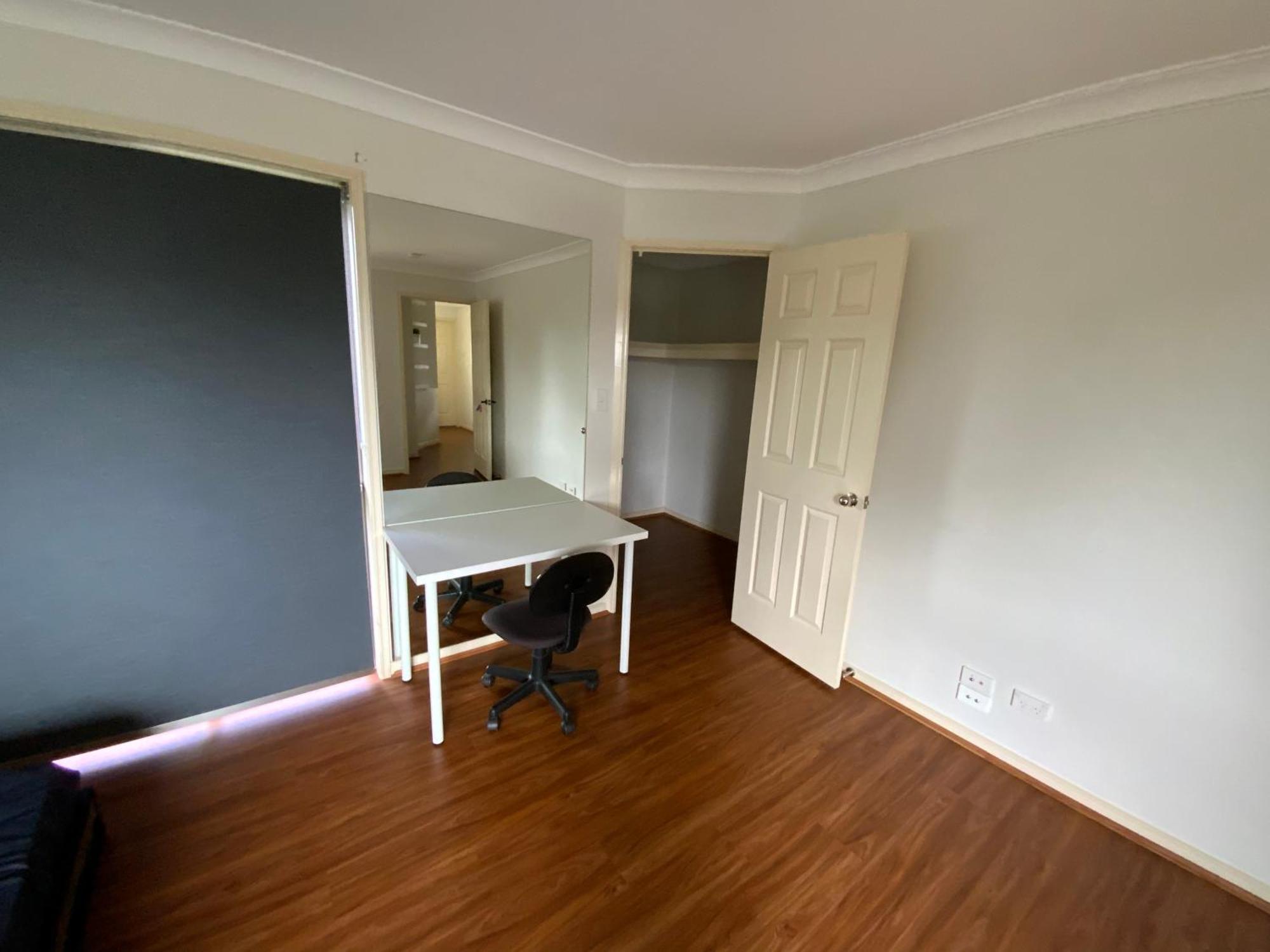 Homestay Shared House With Other Guests Near Shopping Center And Theme Parks